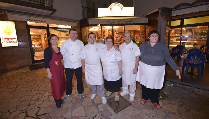 foto di gruppo dei lavoratori della trattoria gozzi