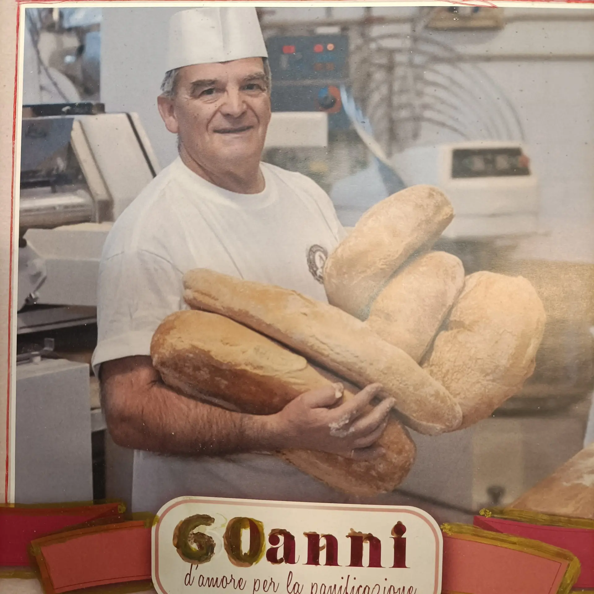 foto dei sesantanni di attvità, raffigurata da titloare che tiene in mano vari pexxidipane in nome della panetteria gozzi